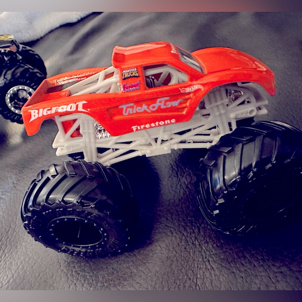Hot Wheels Monster Trucks 🔹BIGFOOT Legacy Collectors Set, 1:64 Scale, Set of 5 - Picture 4 of 13